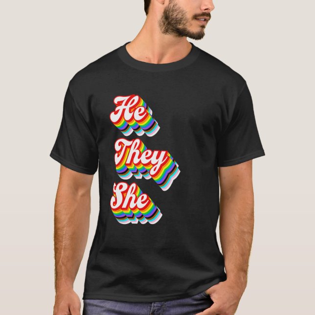 Camiseta He They She Pronouns LGBTQ Pride Rainbow (Frente)
