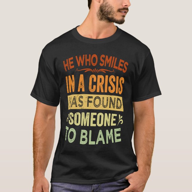 Camiseta He Who Smiles In A Crisis Has Found Someone To Bla (Frente)