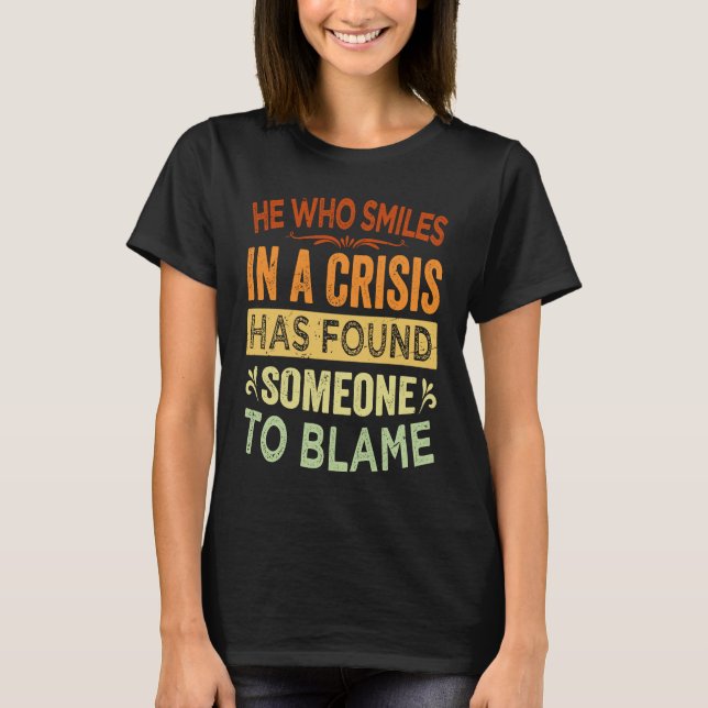 Camiseta He Who Smiles In A Crisis Has Found Someone To Bla (Frente)