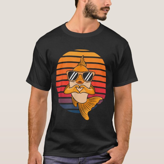 Camiseta Heart Hands Funny Retro Goldfish Lover Sungles Mak (Frente)