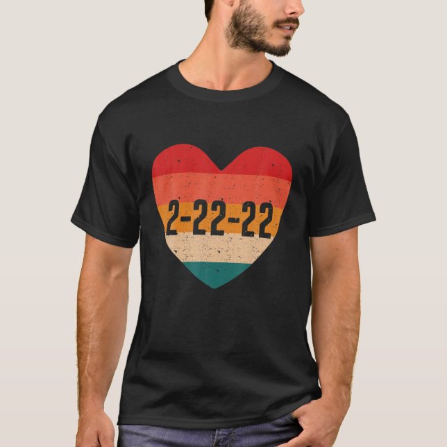 Camiseta Heart Retro Happy Twosday 2022 fevereiro Segundo 2 (Frente)
