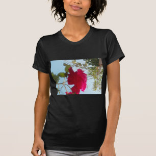 Camiseta Heavenly Bloom: Um Rosa Contra o Céu