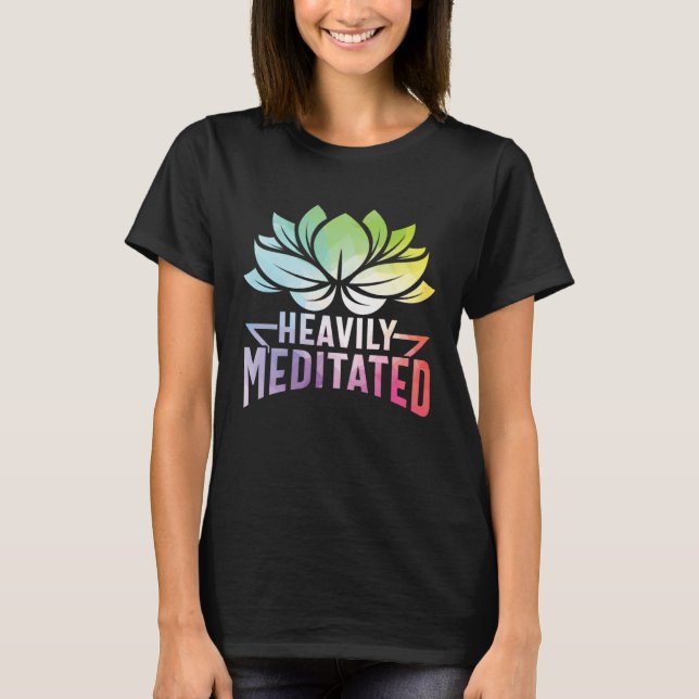 Camiseta Heavily Meditated Lotus Flower Yoga Zen Meditation (Frente)