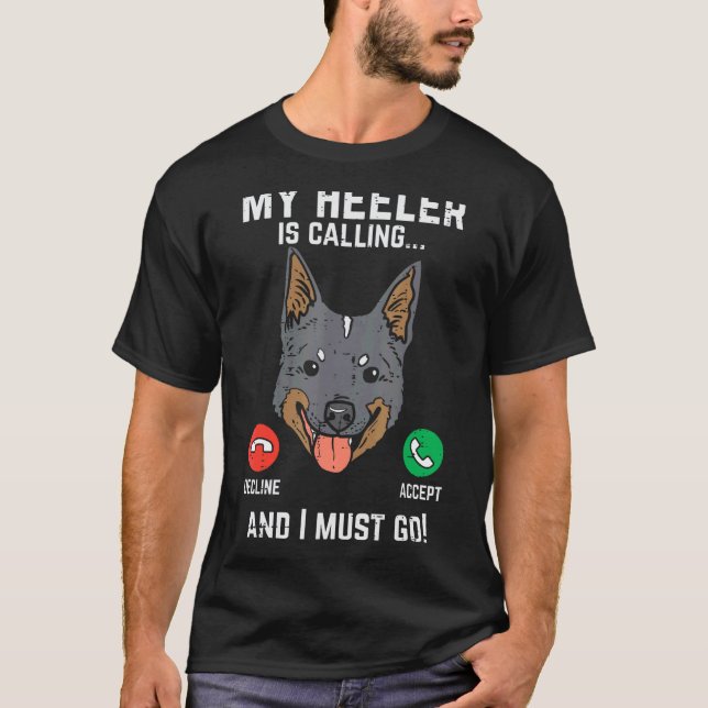 Camiseta Heeler Está Chamando Eu Devo Ir Engraçado Vermelho (Frente)