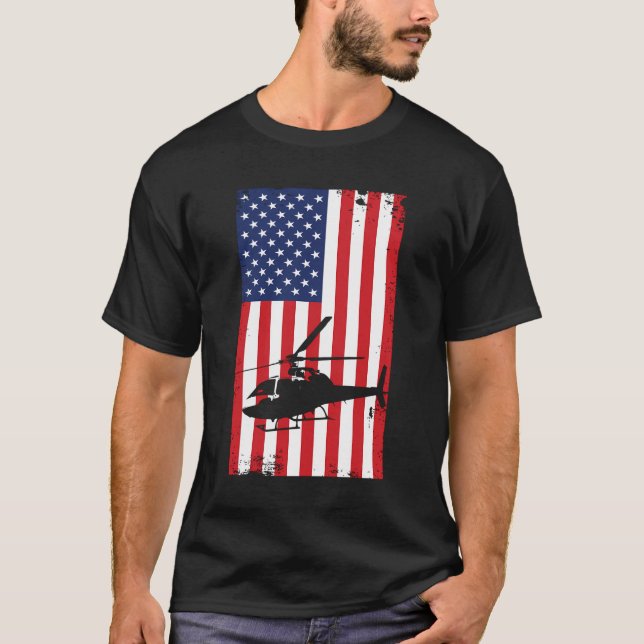 Camiseta Helicóptero - Piloto de Bandeira Americano Voando  (Frente)