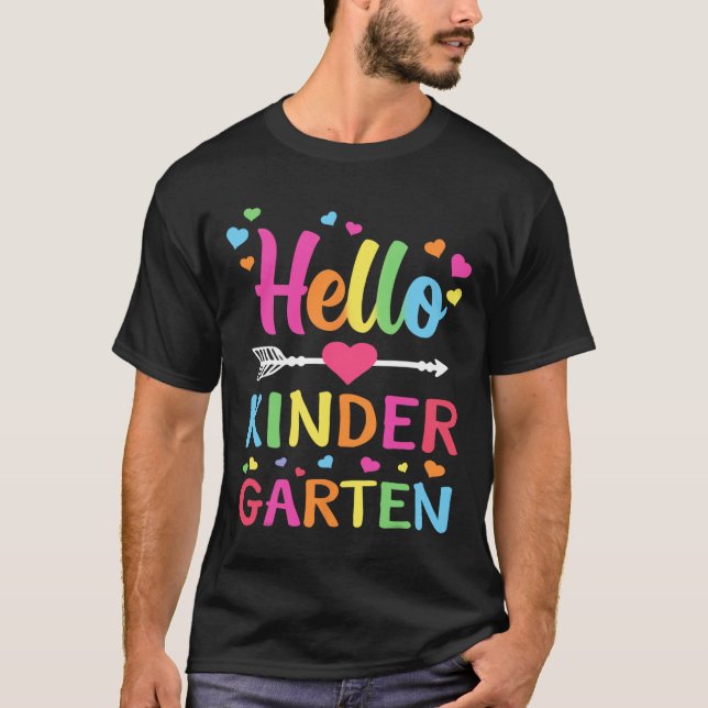 Camiseta Hello Kindergarten Team Kinder Byck To School Teac (Frente)