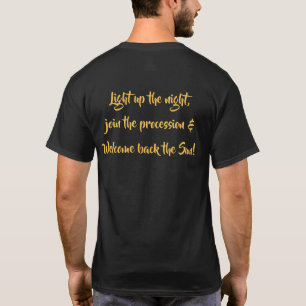 Camiseta Helly Aa! com a luz no texto noturno