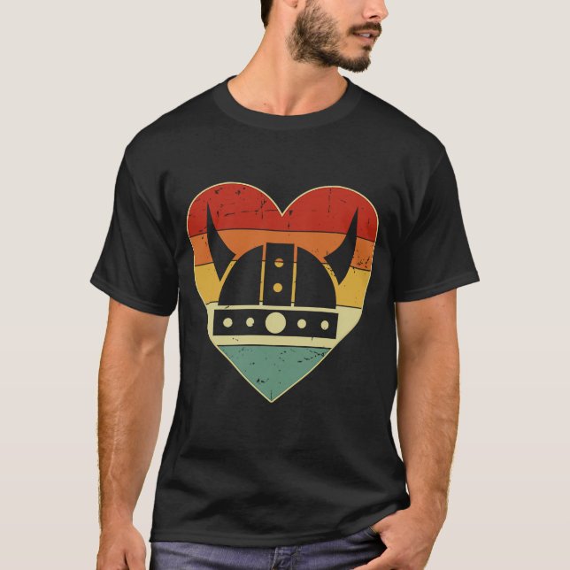 Camiseta Helmet Retro Heart Viking Men Mulheres Viking Vale (Frente)