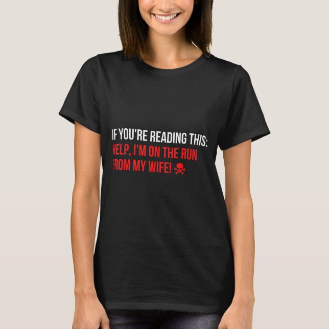 Camiseta Help Im On The Run From My Wife Funny Sarcasm Joke (Frente)