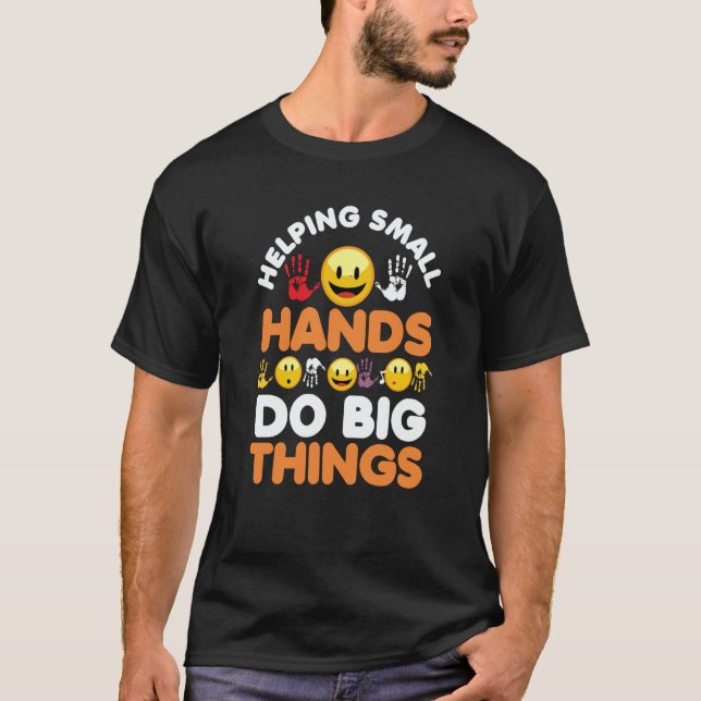Camiseta Helping Small Hands Do Big Things Occupational The (Frente)