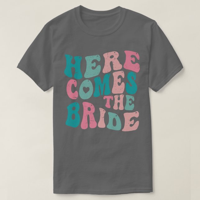 Camiseta Here Come The Bride Future Mrs Engagement Bachelor (Frente do Design)