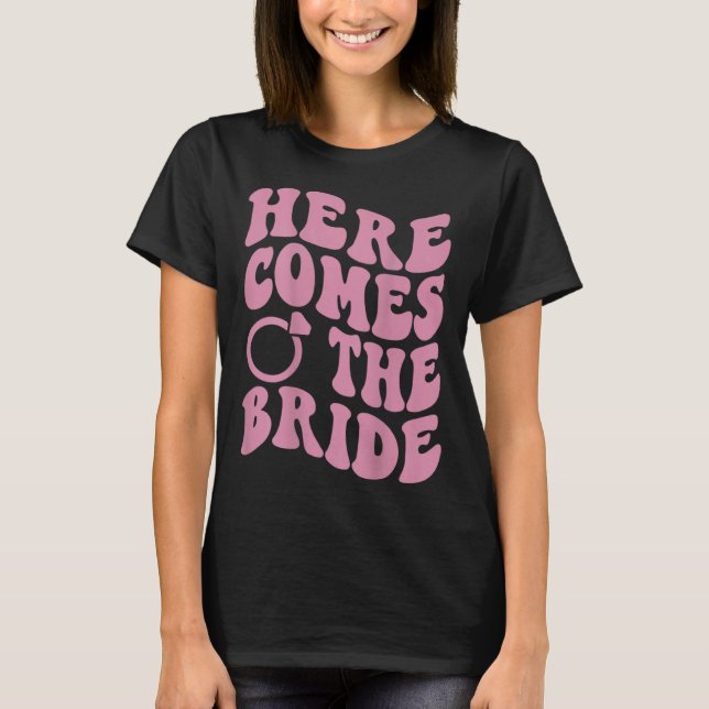 Camiseta Here Comes Bride Groovy Groom Engaged Mrs Bachelor (Frente)