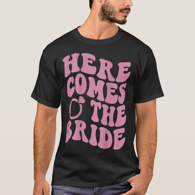Camiseta Here Comes Bride Groovy Groom Engaged Mrs Bachelor (Frente)