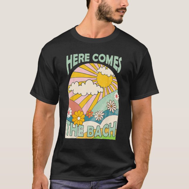 Camiseta Here Comes The Bach Bridesmaid Groovy Retro 70s Ba (Frente)