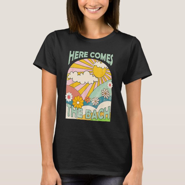 Camiseta Here Comes The Bach Bridesmaid Groovy Retro 70s Ba (Frente)