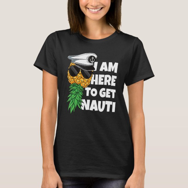 Camiseta Here To Get Nauti Cruise Boat Upside Down Pineappl (Frente)