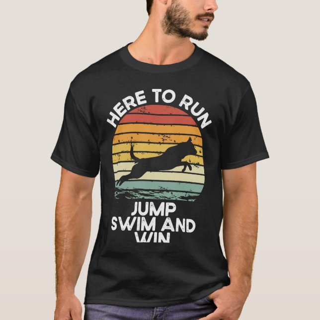 Camiseta Here To Run Jump Swim And Win Dock Diving (Frente)