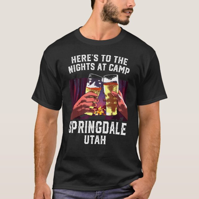 Camiseta Heres Às Noites No Campo Springdale Acampando Uta (Frente)