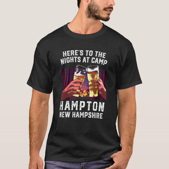 Camiseta Heres Para As Noites Em Camp Hampton Camping New H (Frente)