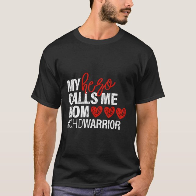 Camiseta Hero Me Chama Mãe Chd Congênito Ele Dói Feliz (Frente)