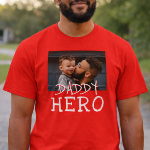 Camiseta Herói Papai Tipografia Branca Foto de Papai Vermel