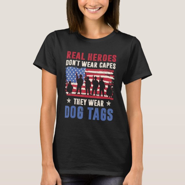 Camiseta Heróis de verdade não Vestem capas que Vestem Dog  (Frente)