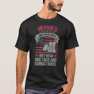 Camiseta Heróis não Vestem Capes que Vestem Dog tags e Com