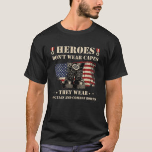 Camiseta Heróis não Vestem Capes, Vestem Dog tags