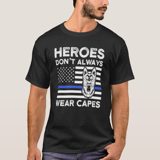 Camiseta Heróis nem sempre Vestem Capes Policiais Cão K 9 (Frente)