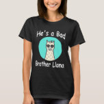 Camiseta Hes a Bad Brother Llama Family Birthday Alpaca wit<br><div class="desc">Ele é um malvado irmão da família Llama Aniversário com óculos.</div>