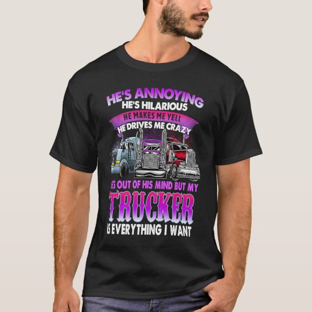 Camiseta He's Annoying He's Hilarious My Trucker Is My Ever (Frente)