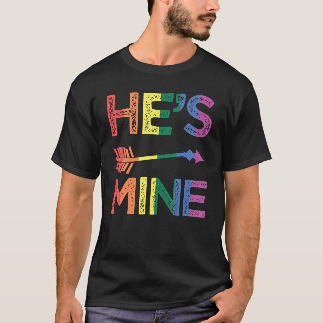 Camiseta He's Mine LGBTQ+ Gay Rainbow Pride Gay Lover (Frente)