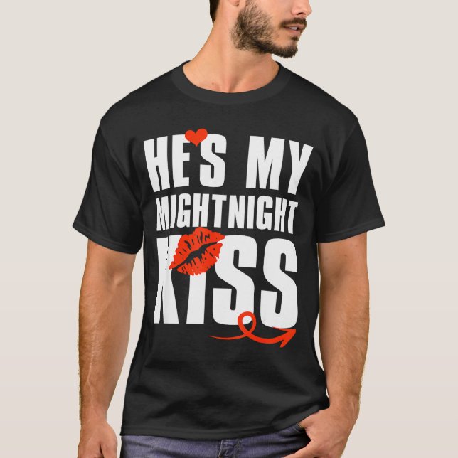 Camiseta He's My Midnight Kiss Happy New Year Matching Funn (Frente)