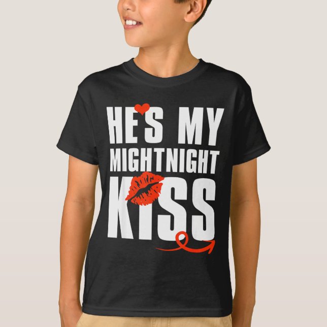 Camiseta He's My Midnight Kiss Happy New Year Matching Funn (Frente)
