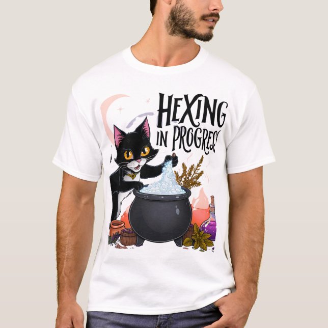 Camiseta Hexing in Progress Cat T-Shirt - Gato Preto Testem (Frente)