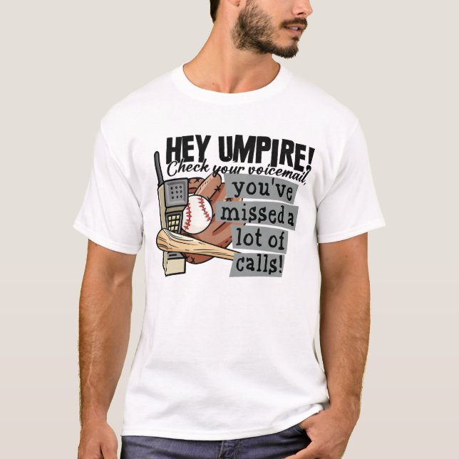 Camiseta Hey Umpire Check Your Voicemail Missed A Lot Of Ca (Frente)