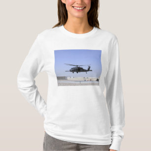 Camiseta HH-60G Pave Hawk decolando de Camp Bastio