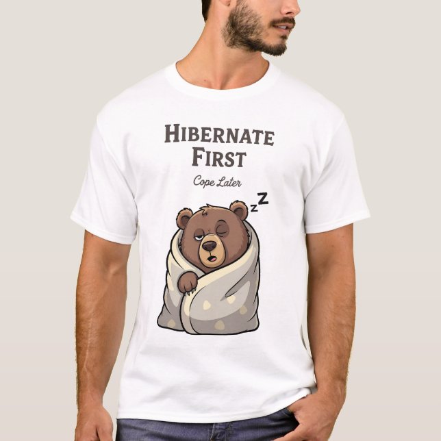 Camiseta Hibernate First Cope Later Funny Sleeping Bear (Frente)