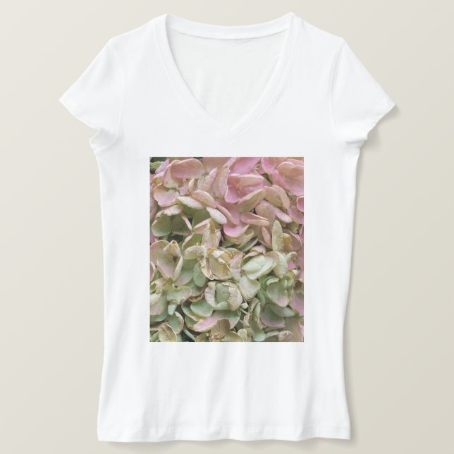 Camiseta Hídrangea Garden V-Neck Romântica Elegante (Frente do Design)