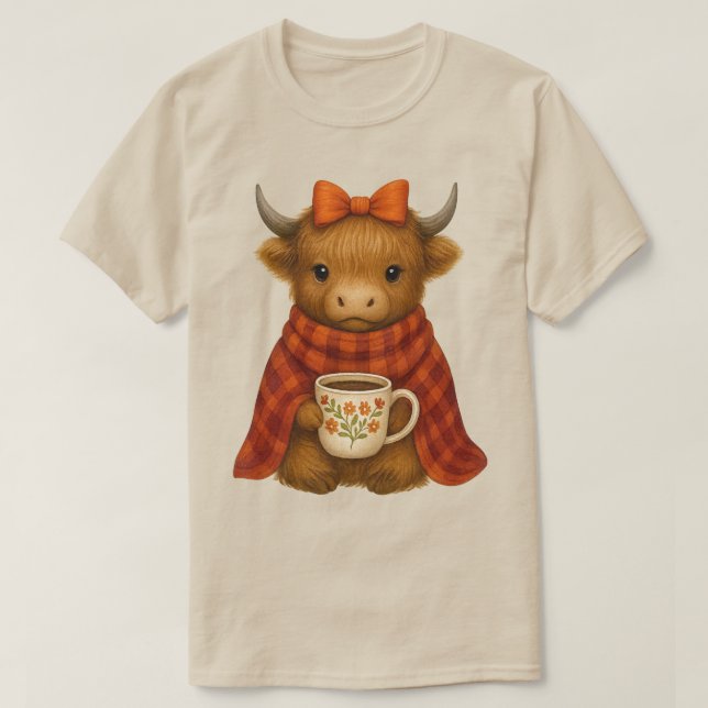 Camiseta Highland Cow in Blanket Drinking Coffee – Cozy Fal (Frente do Design)