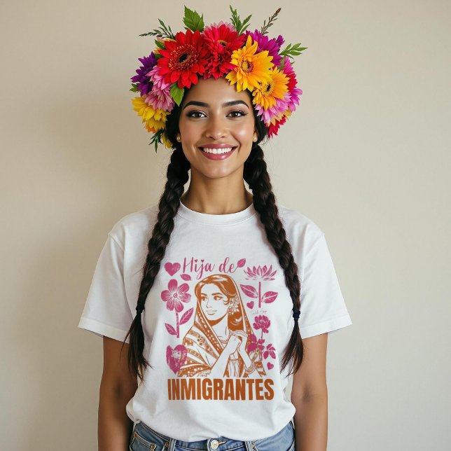 Camiseta Hija De Inmigrantes Filha dos Imigrantes Floral (Hija De Inmigrantes Daughter of Immigrants Floral T-Shirt.)