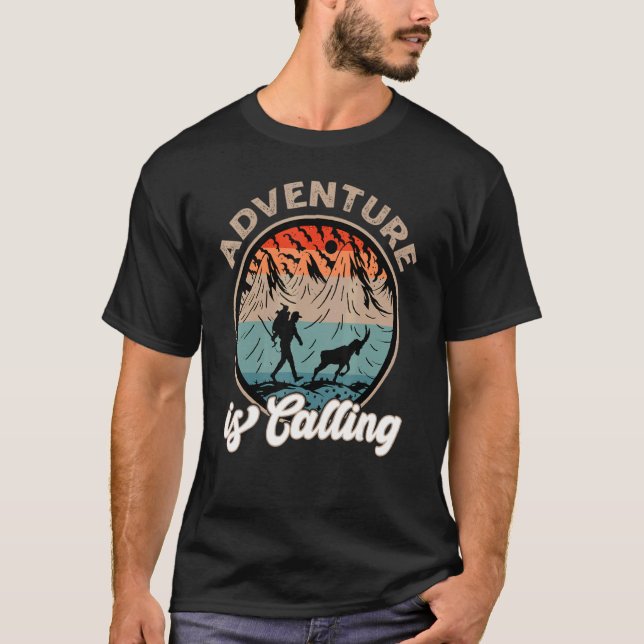 Camiseta Hiker Nature Adventure Está Chamando Sunset Lover  (Frente)