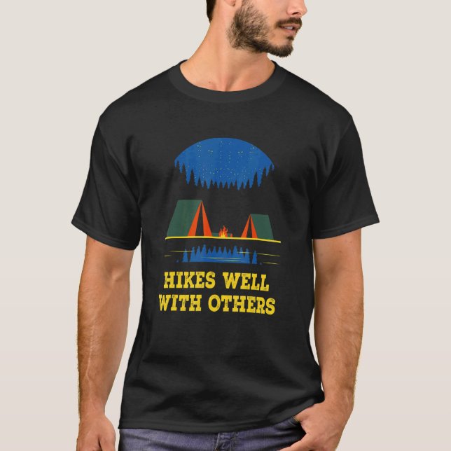 Camiseta Hikes Well With Others Hiking Friends Hiker Buddy  (Frente)