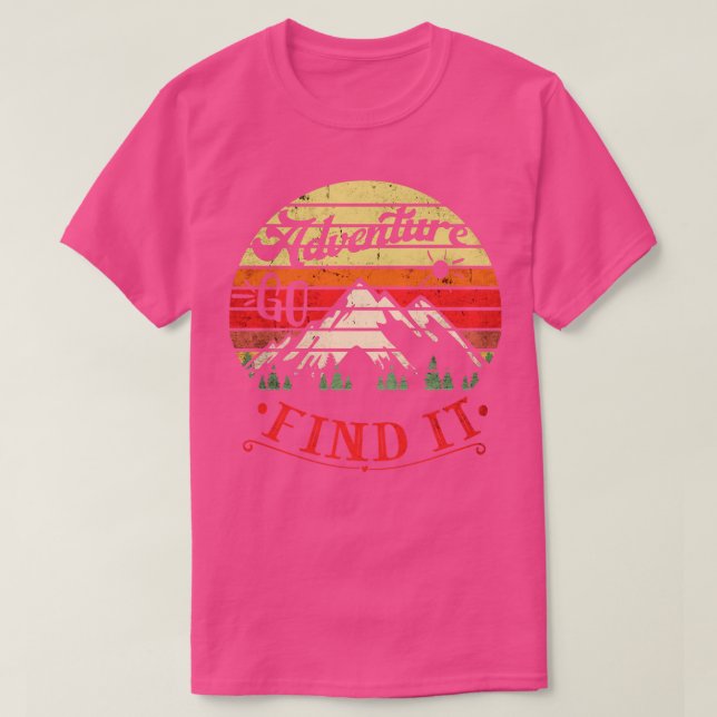 Camiseta Hiking Outdoors Adventure Awaits Go Find It Campin (Frente do Design)