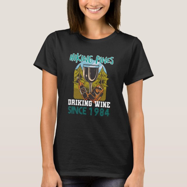 Camiseta Hiking pines drinking wine since 1984 (Frente)