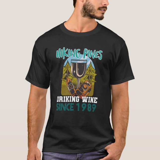 Camiseta Hiking pines drinking wine since 1989 (Frente)