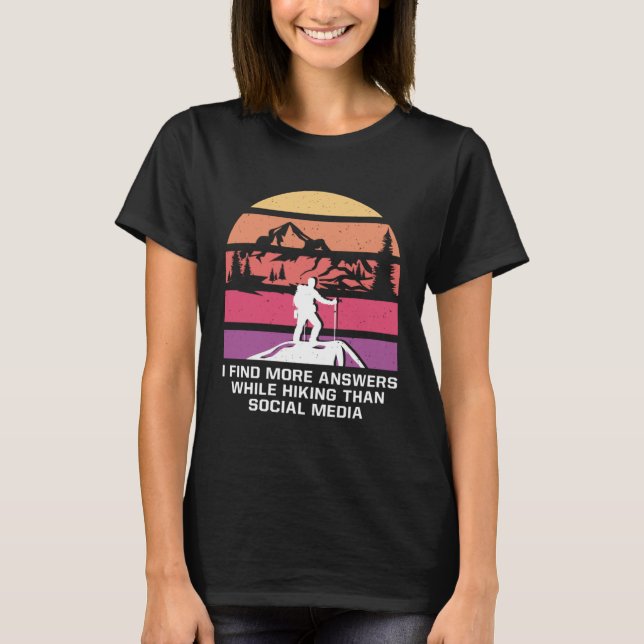 Camiseta Hiking than Social Media Introvert Hiker Antisocia (Frente)