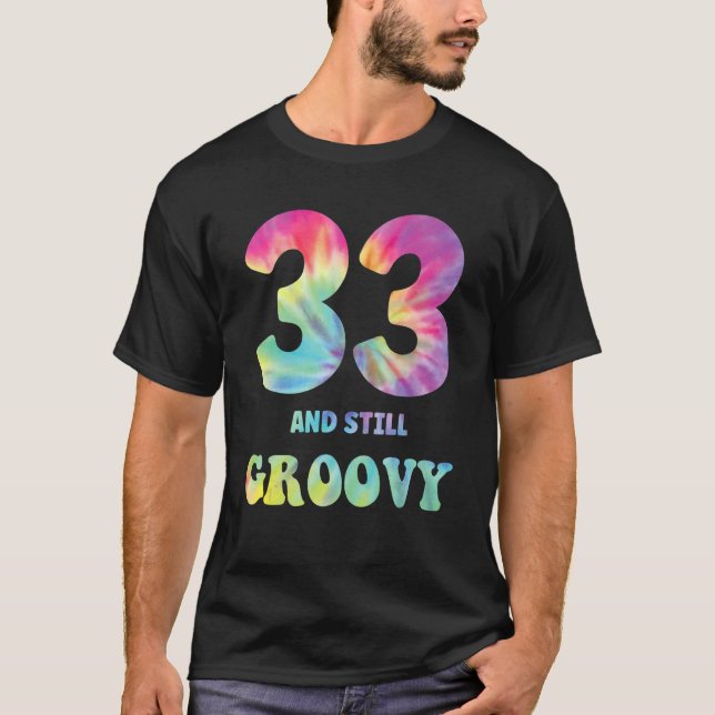 Camiseta Hippie Tie Dye 333 E Ainda Groovy 33º Aniversário (Frente)