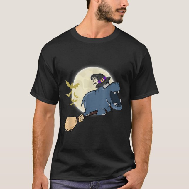 Camiseta Hippo Witch Andando Vassoura Dia de as Bruxas engr (Frente)