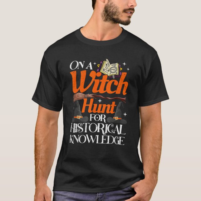 Camiseta História do Halloween da Bruxa Hunt Histórica (Frente)